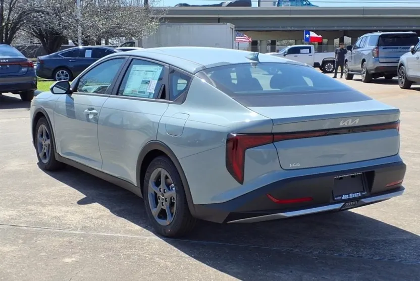2025 Kia K4 LXS photo 1