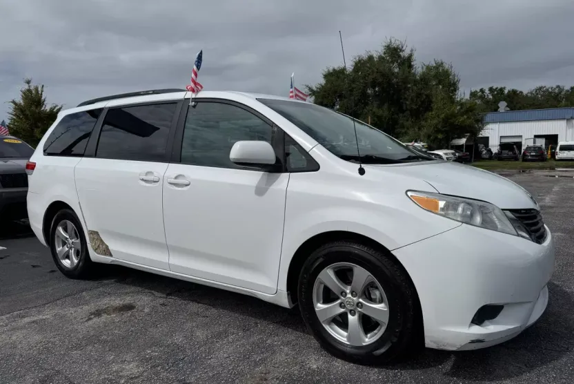 2013 Toyota Sienna LE photo 1