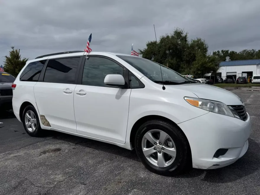 2013 Toyota Sienna LE photo 1