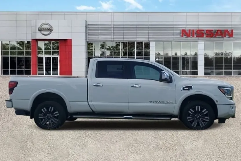 2023 Nissan Titan Platinum Reserve Crew Cab photo 1