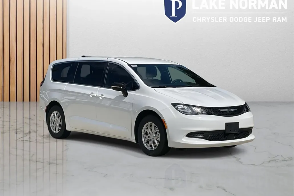 2025 Chrysler Voyager LX photo 1
