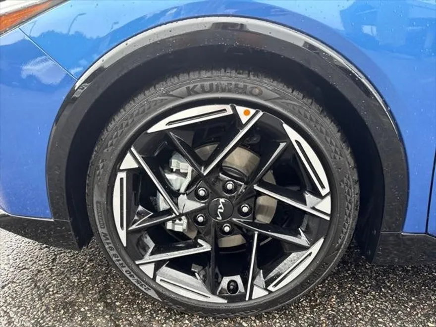 2025 Kia K4 GT-Line photo 1