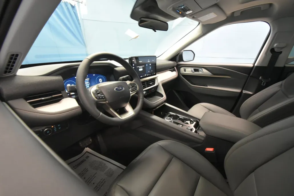 2025 Ford Explorer photo 1