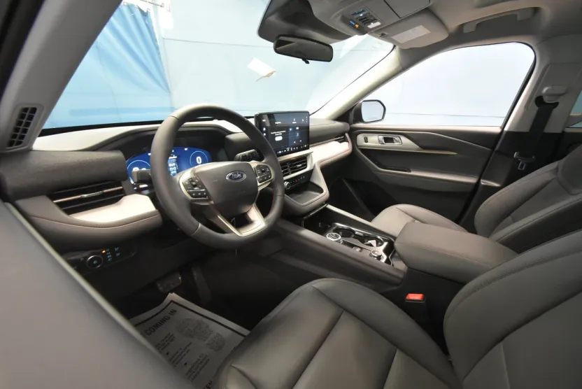 2025 Ford Explorer photo 1