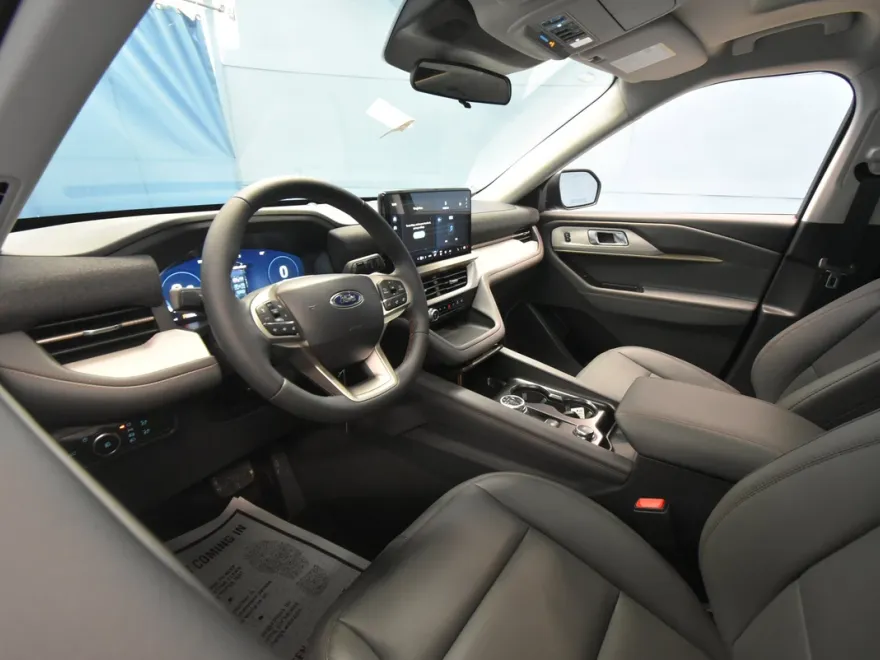 2025 Ford Explorer photo 1