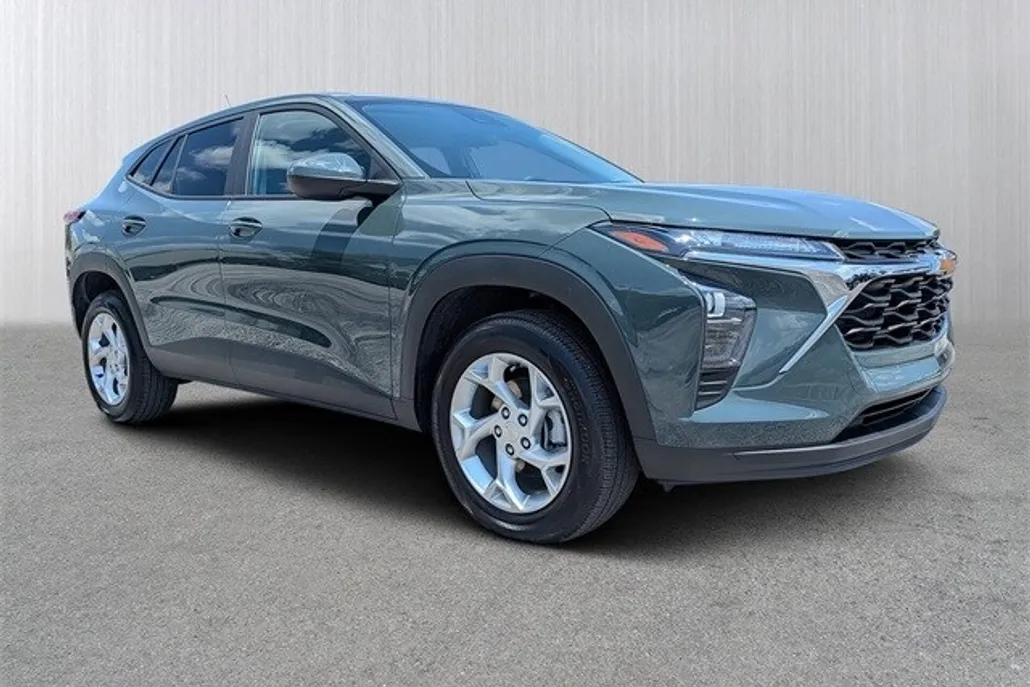 2025 Chevrolet Trax LS photo 1