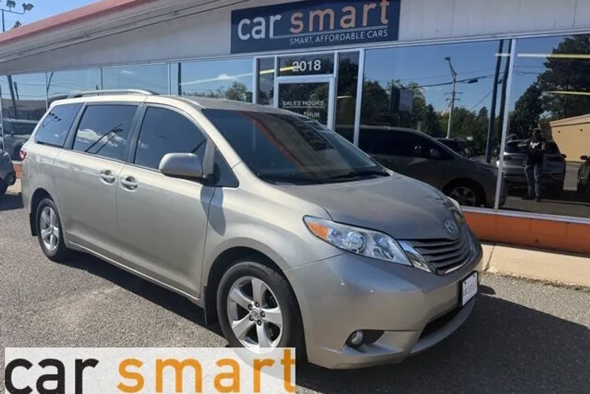 2017 Toyota Sienna LE photo 1