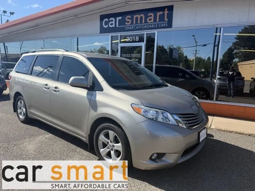 2017 Toyota Sienna LE photo 1
