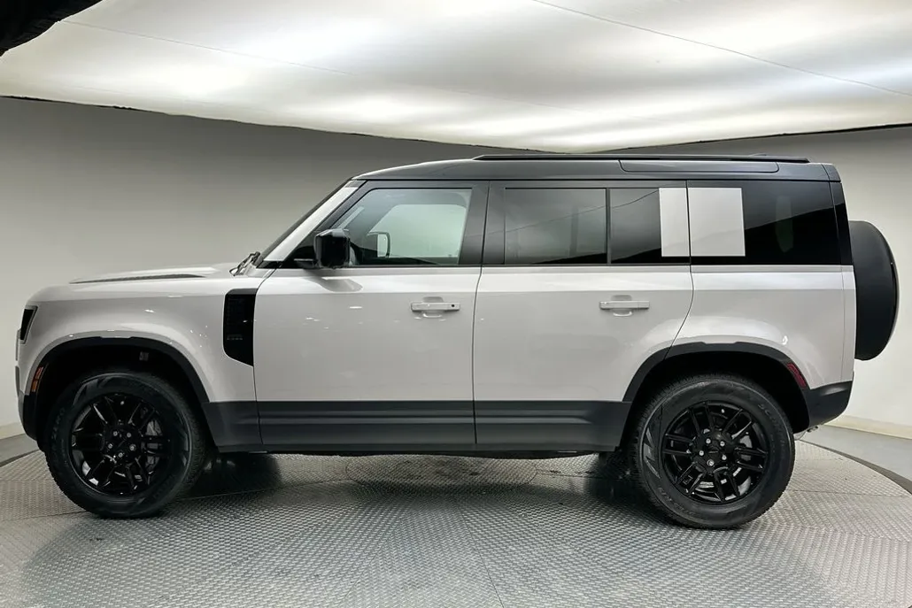 2026 Land Rover Defender 110 photo 1