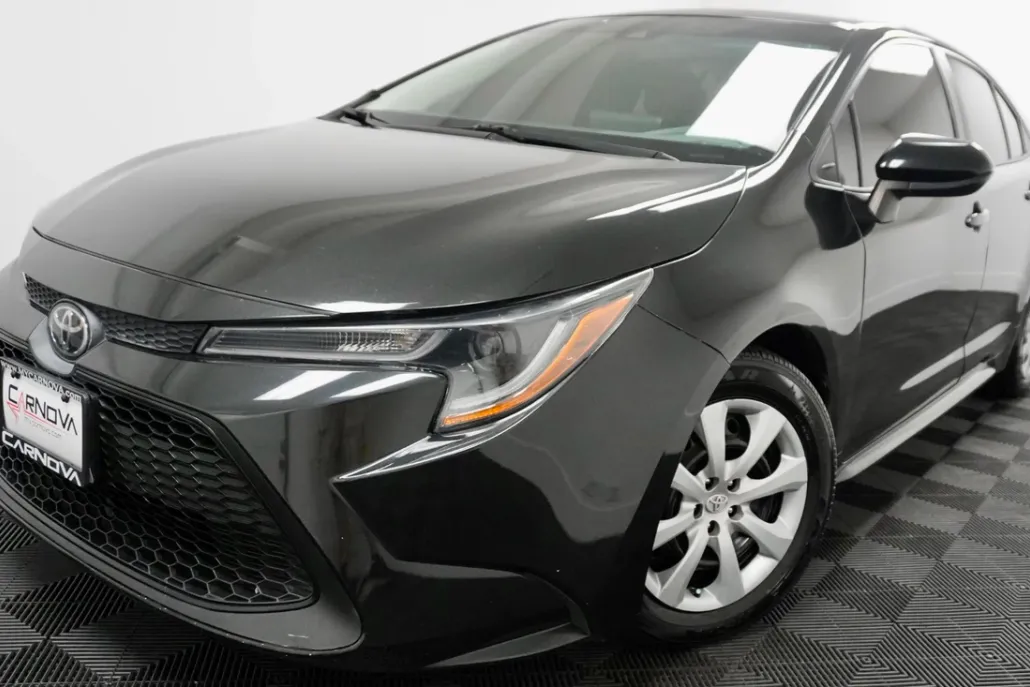 2022 Toyota Corolla LE photo 1