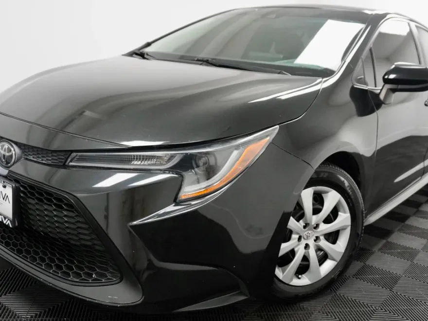 2022 Toyota Corolla LE photo 1