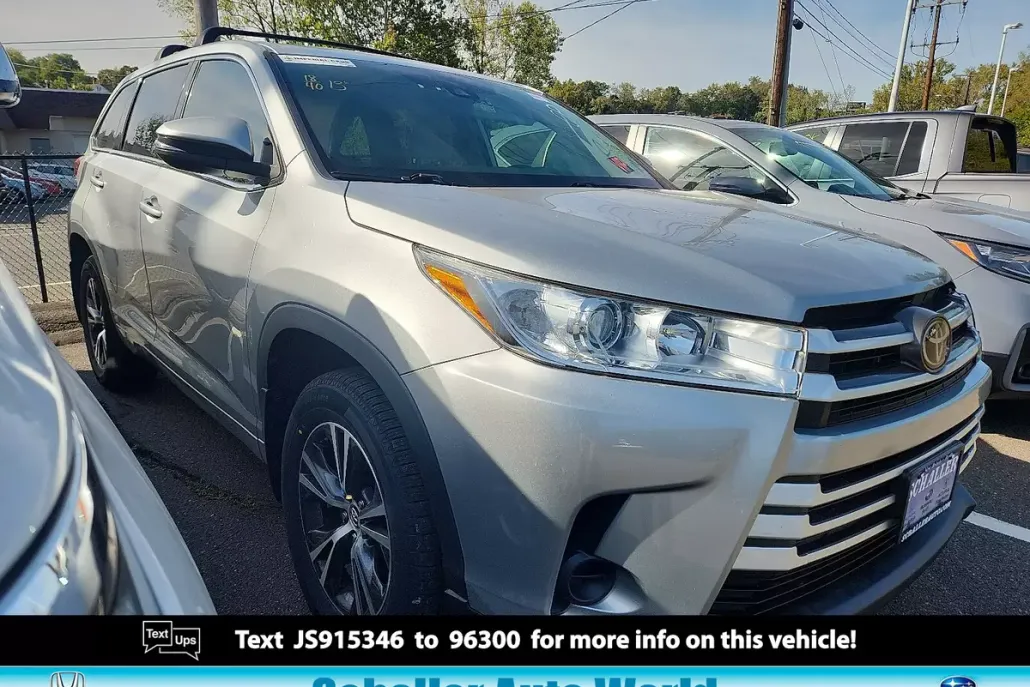 2018 Toyota Highlander LE photo 1