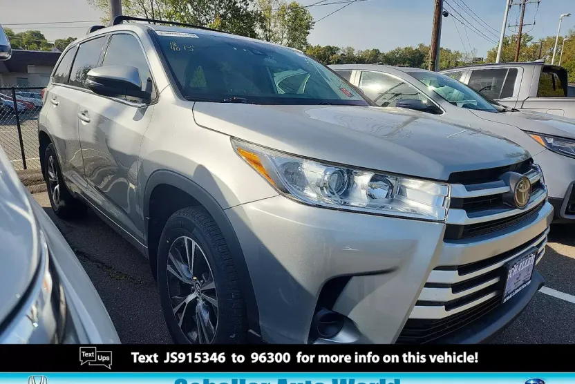 2018 Toyota Highlander LE photo 1