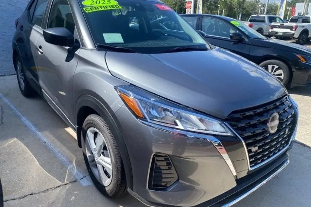 2025 Nissan Kicks Play S photo 1