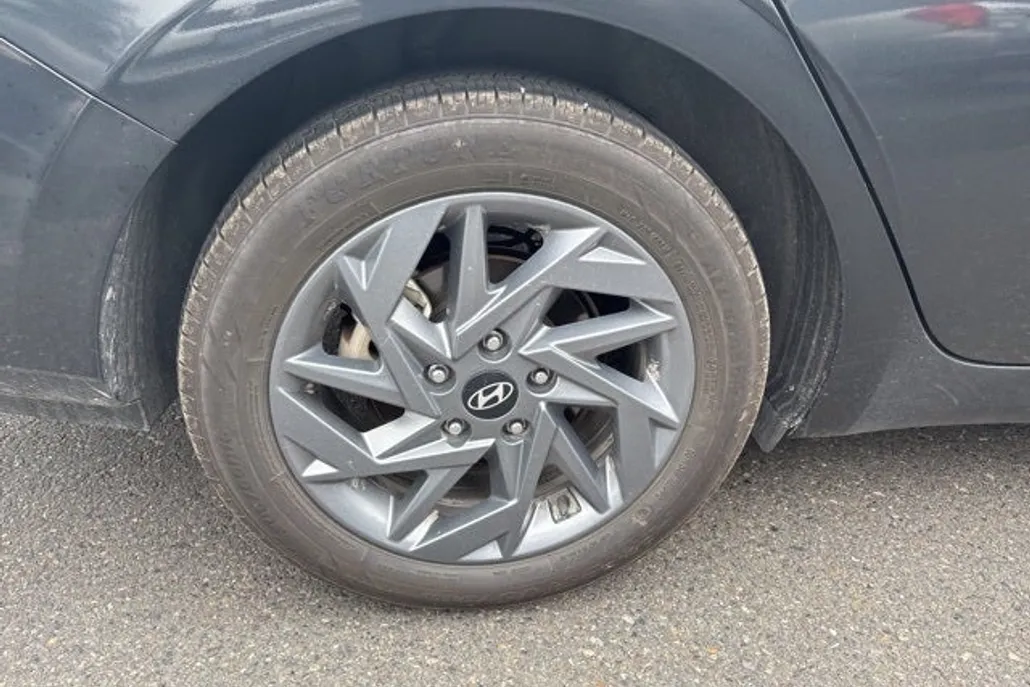 2024 Hyundai Elantra SEL photo 1