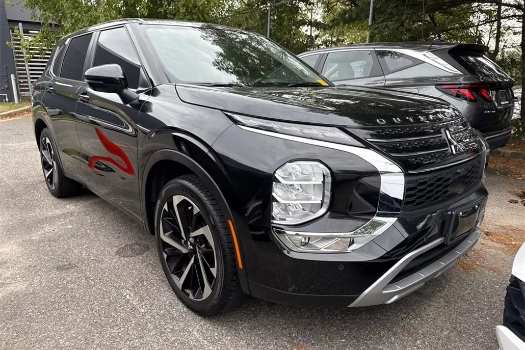 2022 Mitsubishi Outlander Black Edition photo 1