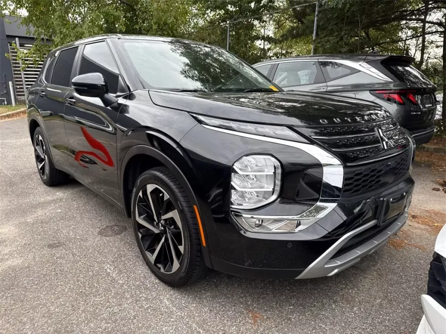 2022 Mitsubishi Outlander Black Edition photo 1