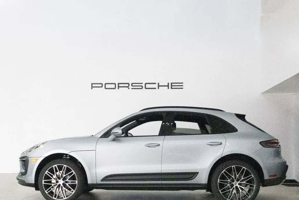 2026 Porsche Macan Base photo 1