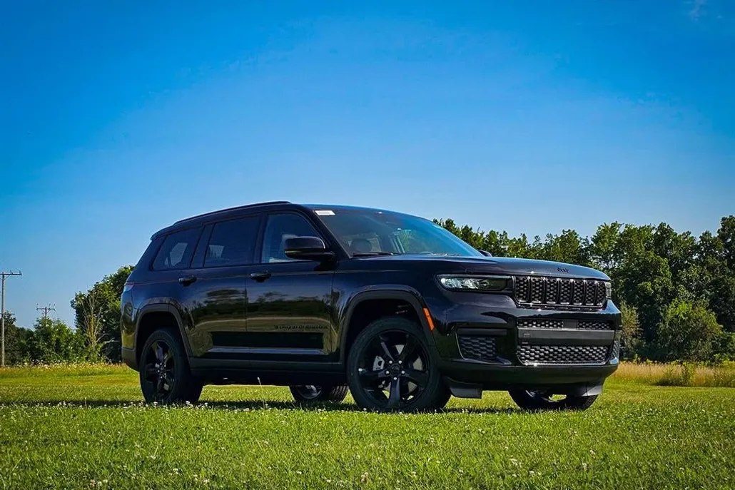 2025 Jeep Grand Cherokee Altitude photo 1