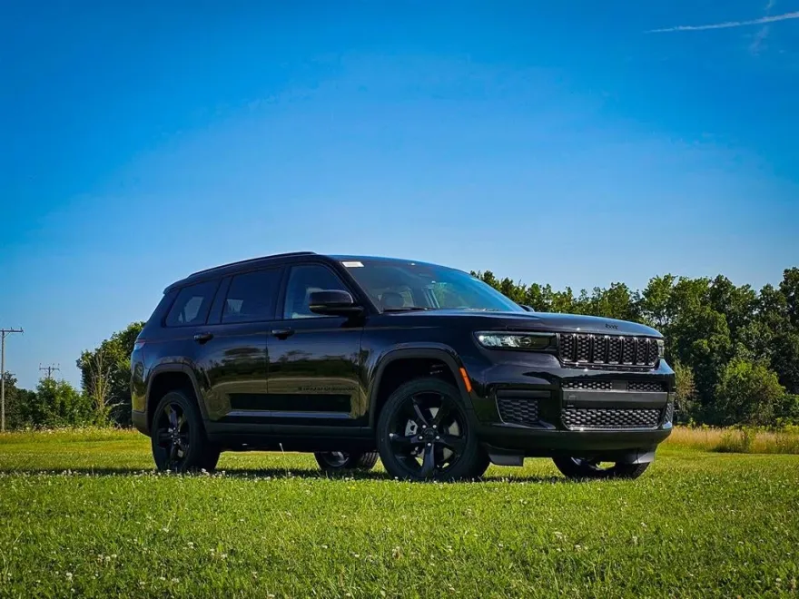 2025 Jeep Grand Cherokee Altitude photo 1