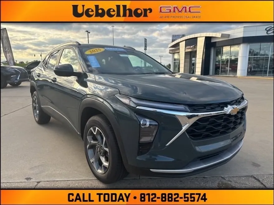2025 Chevrolet Trax LT photo 1