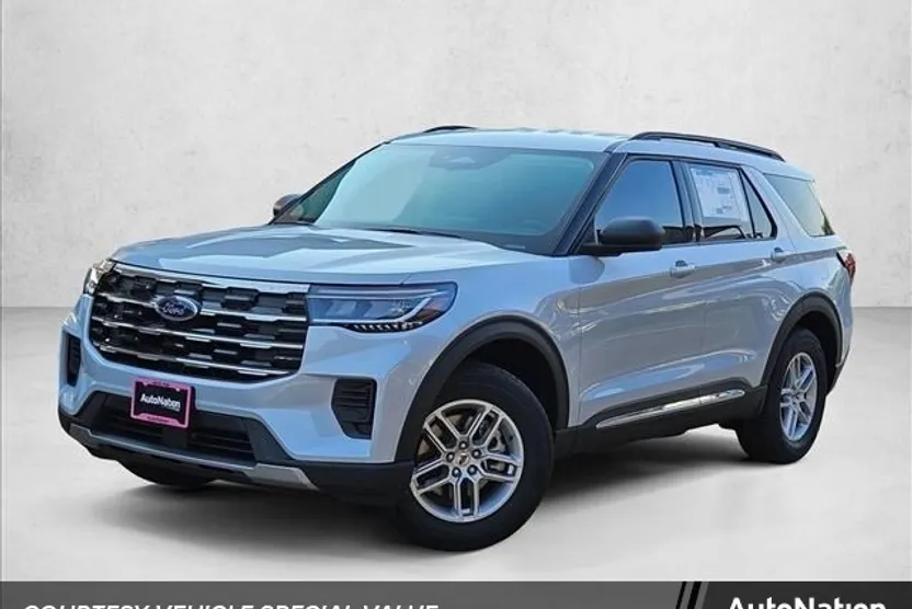 2025 Ford Explorer photo 1