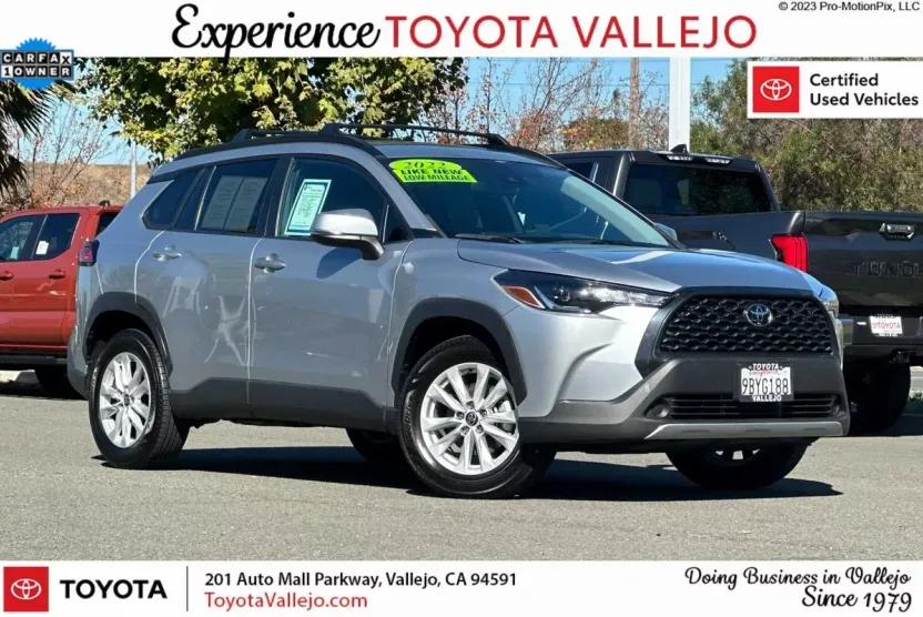 2022 Toyota Corolla Cross LE photo 1
