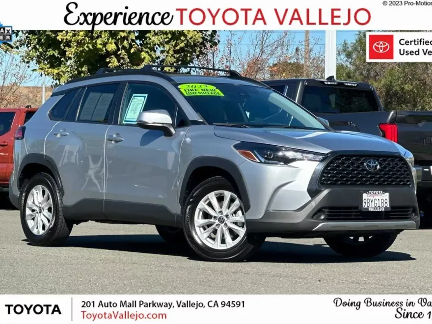 2022 Toyota Corolla Cross LE photo 1