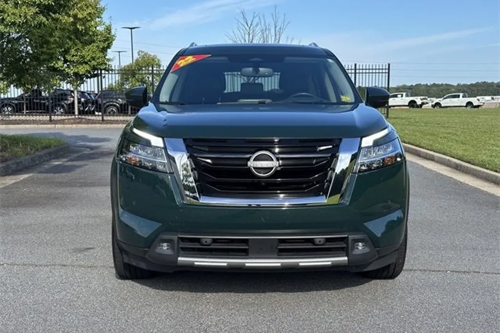 2022 Nissan Pathfinder Platinum photo 1