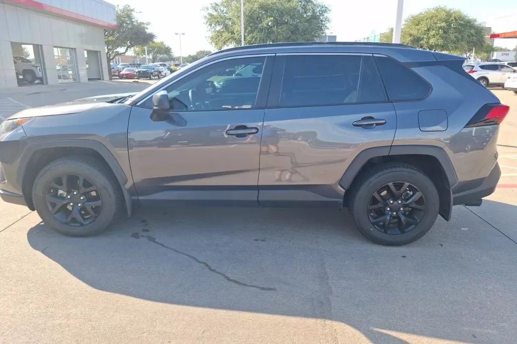 2021 Toyota RAV4 LE photo 1