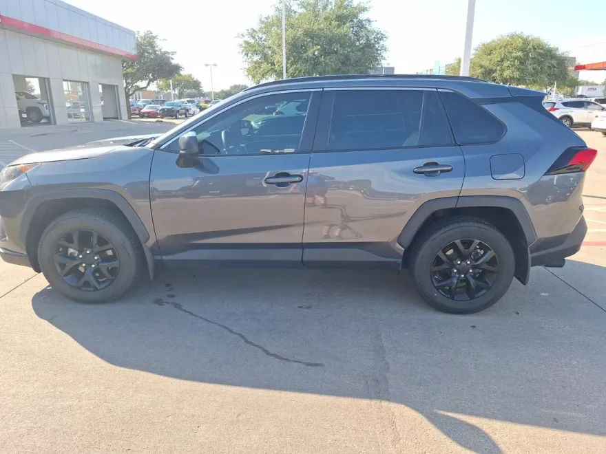 2021 Toyota RAV4 LE photo 1