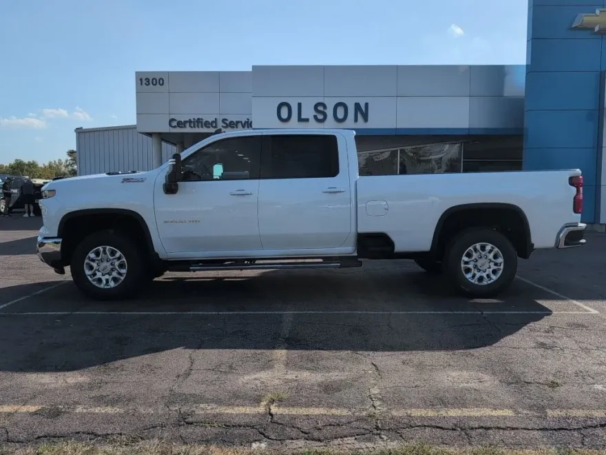2026 Chevrolet Silverado 3500HD LT photo 1