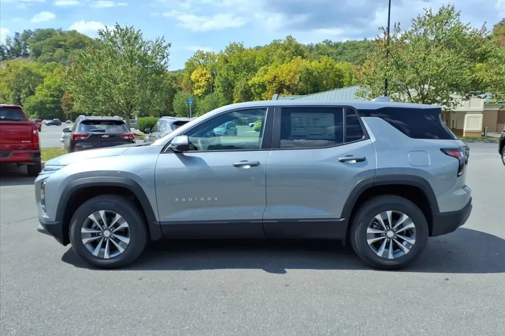 2026 Chevrolet Equinox LT photo 1
