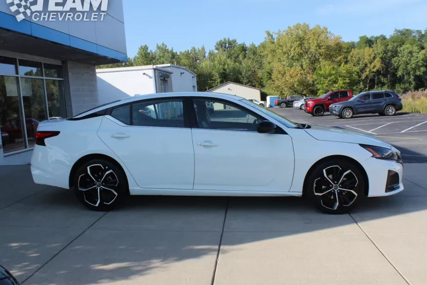 2023 Nissan Altima 2.5 SR photo 1