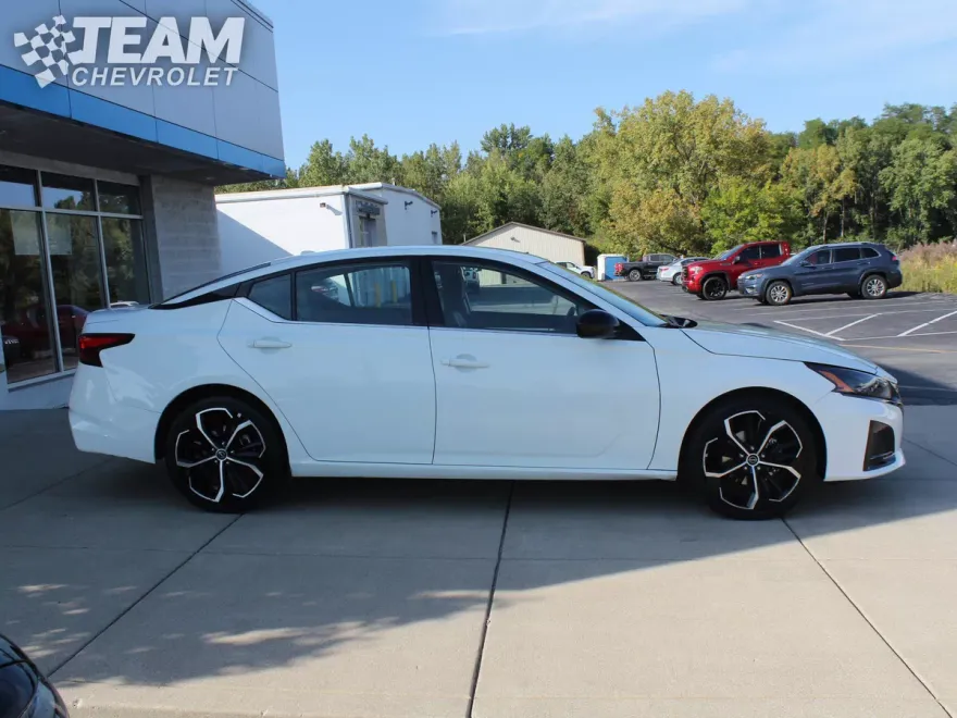 2023 Nissan Altima 2.5 SR photo 1