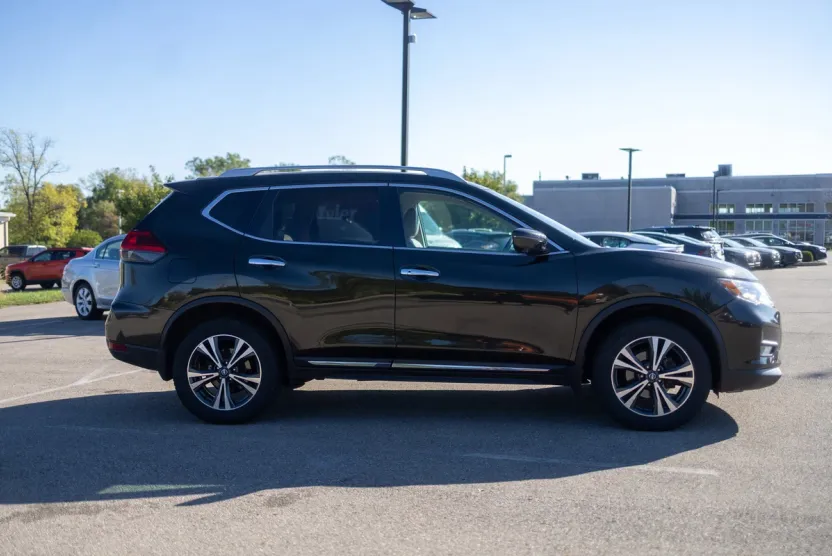2017 Nissan Rogue SL photo 1