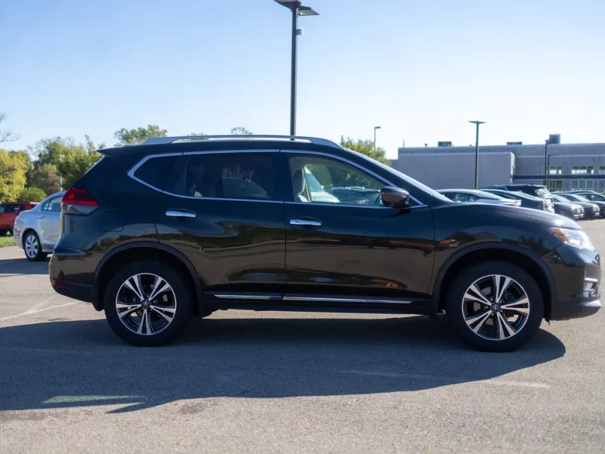 2017 Nissan Rogue SL photo 1