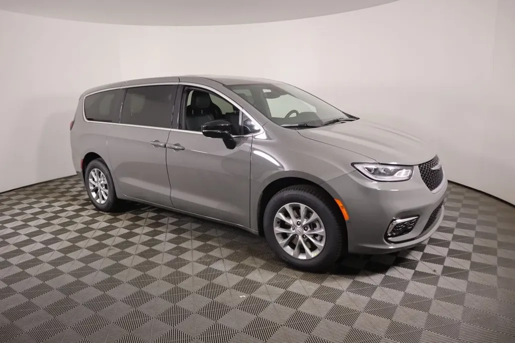 2025 Chrysler Pacifica photo 1
