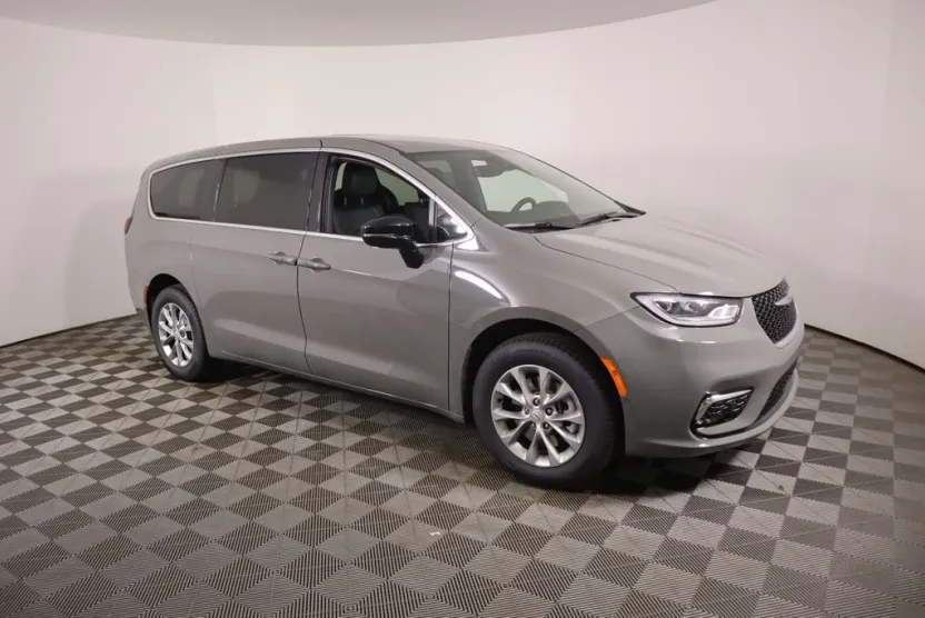 2025 Chrysler Pacifica photo 1