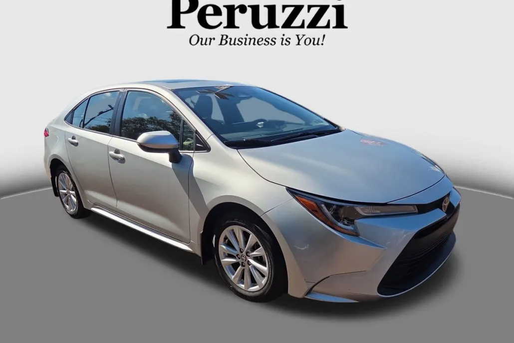 2023 Toyota Corolla LE photo 1