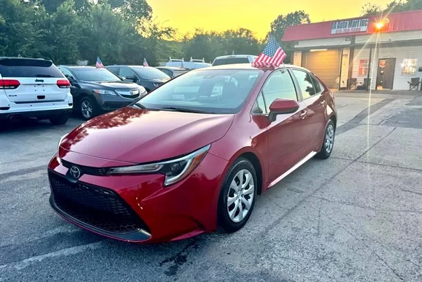 2021 Toyota Corolla LE photo 1
