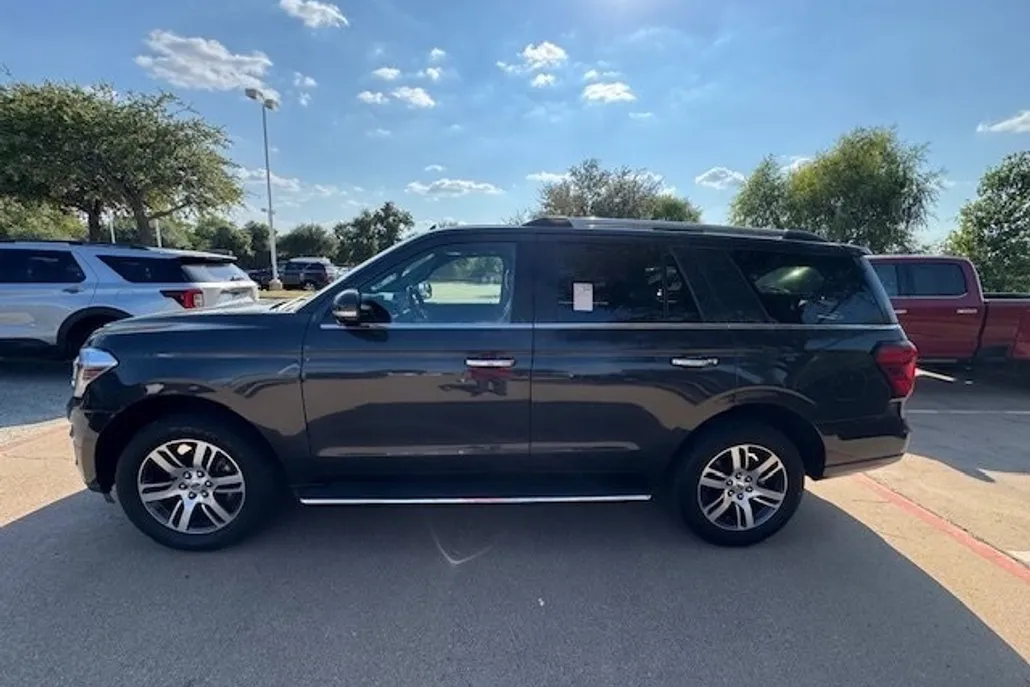 2022 Ford Expedition Limited photo 1