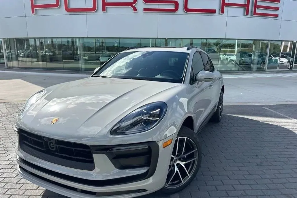 2025 Porsche Macan photo 1