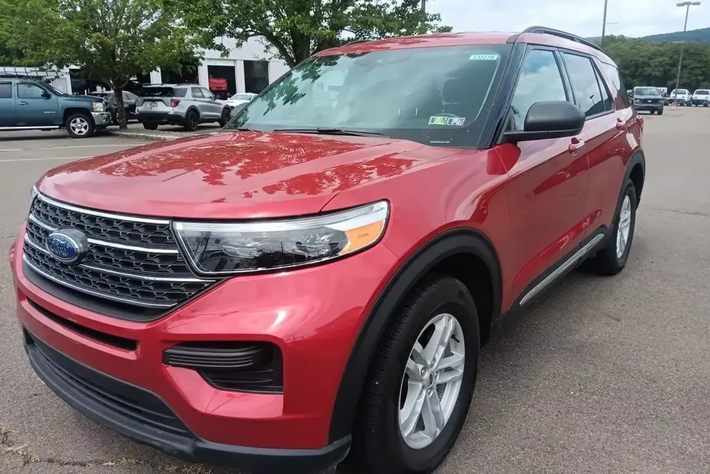 2023 Ford Explorer XLT photo 1