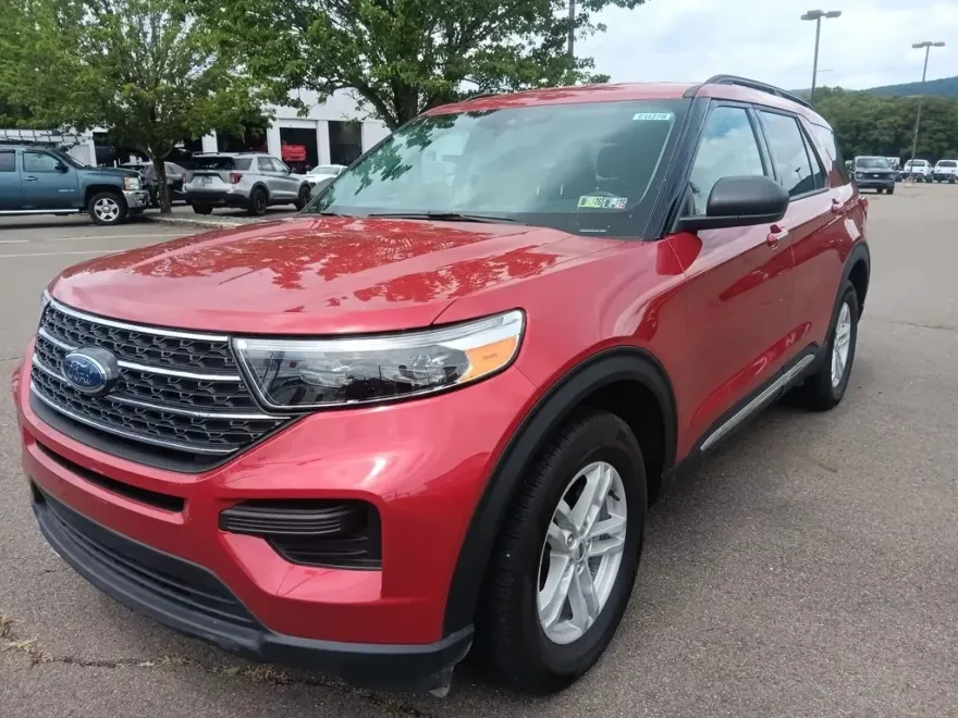 2023 Ford Explorer XLT photo 1