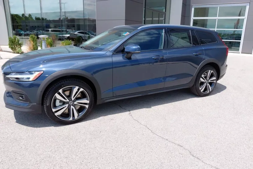 2026 Volvo V60 Cross Country B5 Plus photo 1