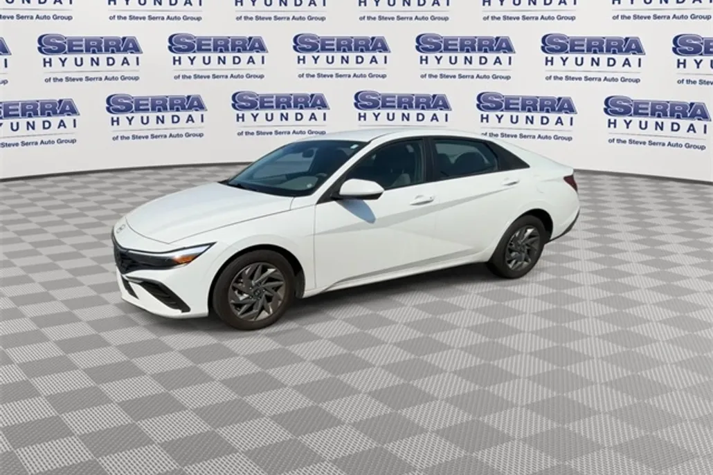 2024 Hyundai Elantra SEL photo 1
