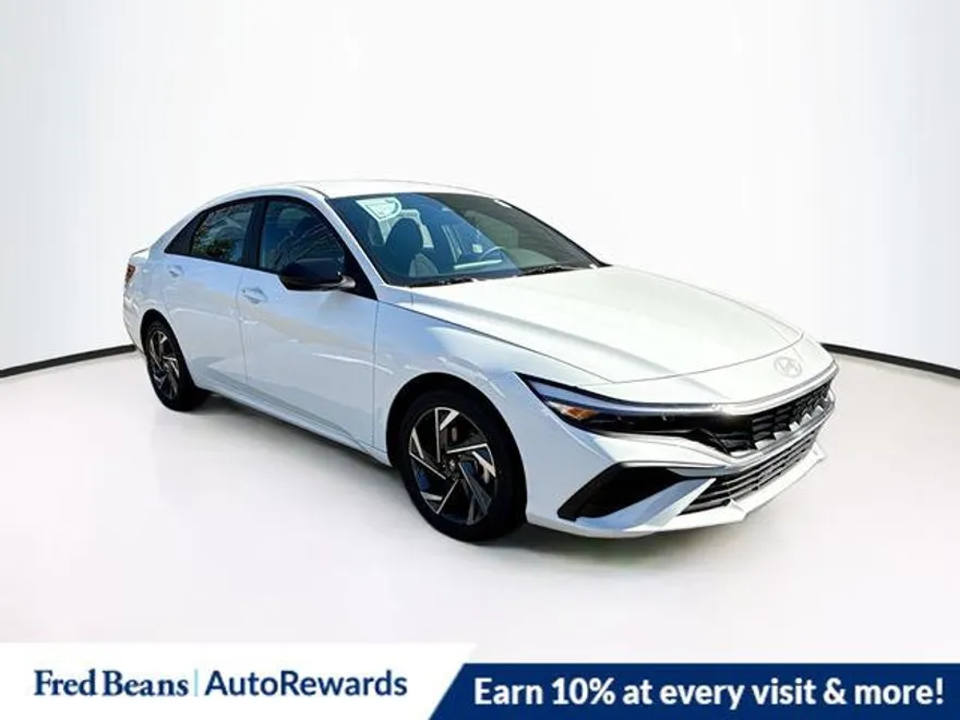2025 Hyundai Elantra SEL Sport photo 1