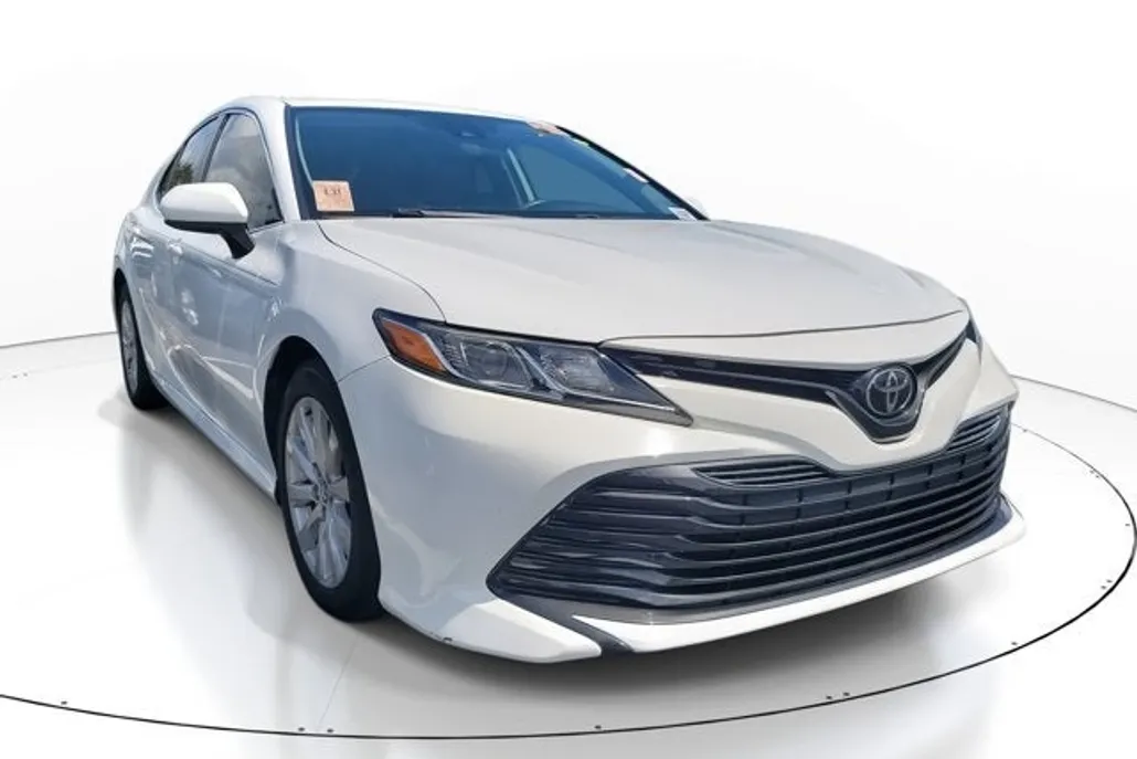 2020 Toyota Camry LE photo 1