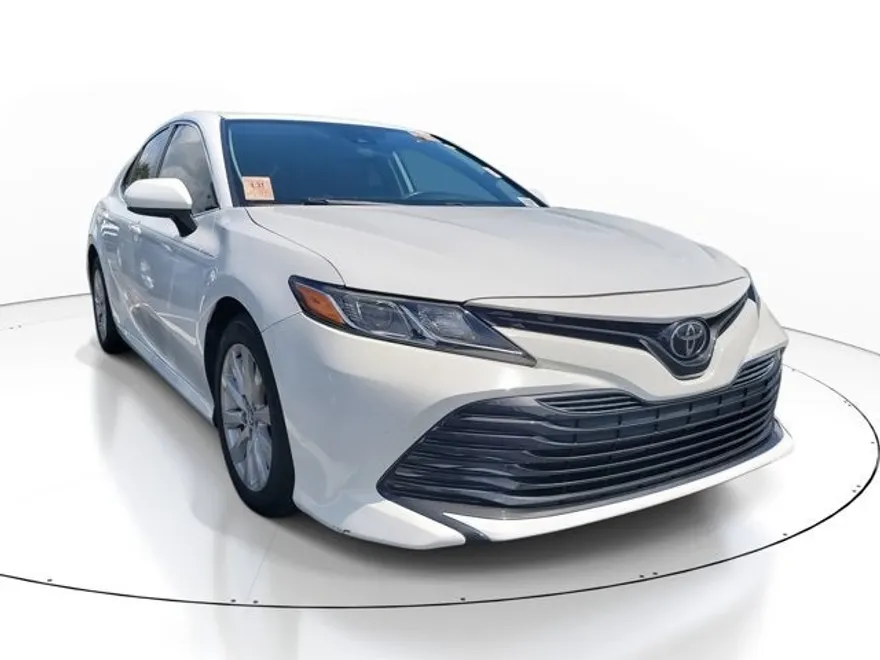 2020 Toyota Camry LE photo 1